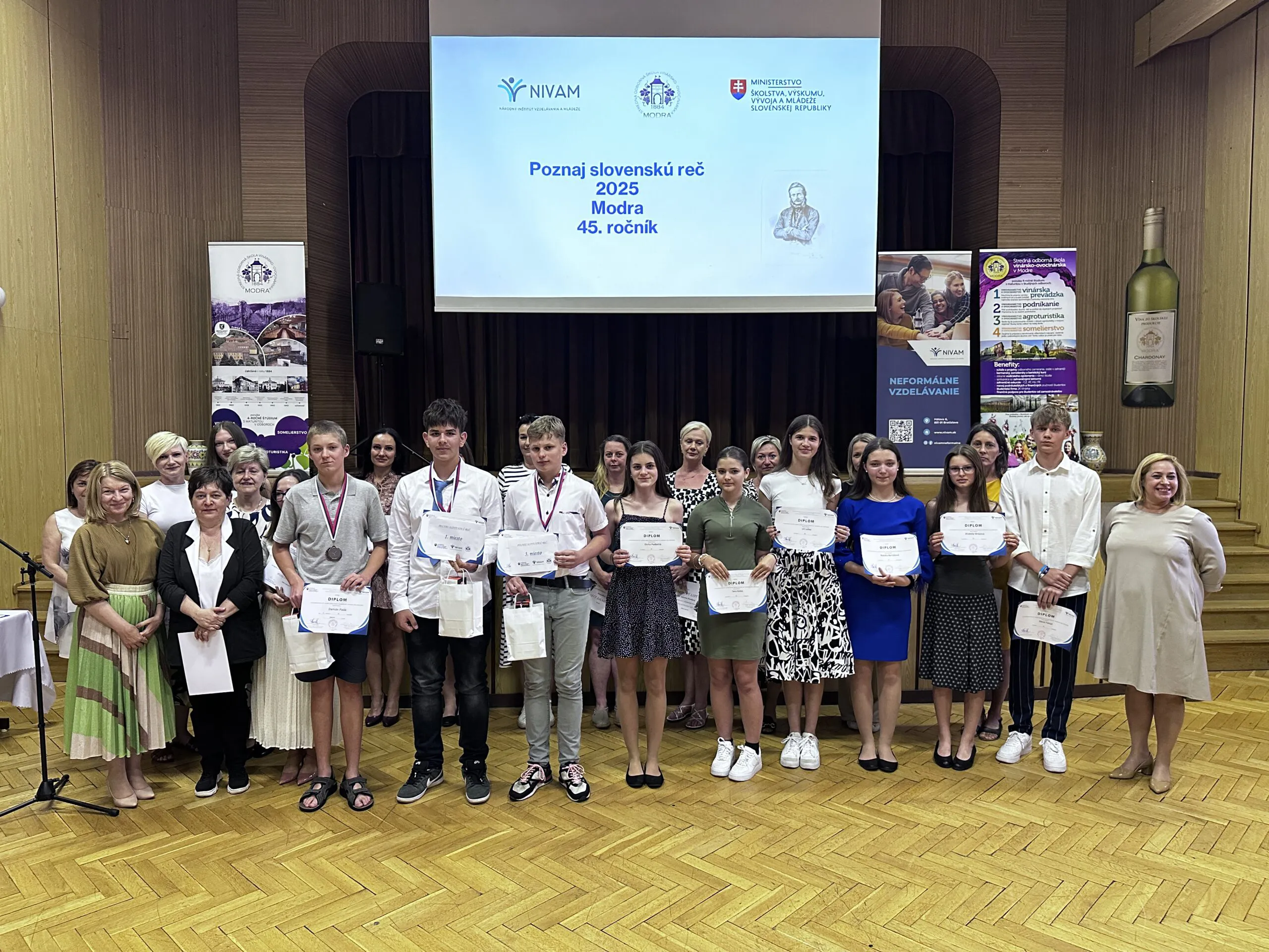 Na obrázku sú ocenení a organizátori súťaže Poznaj slovenskú reč.