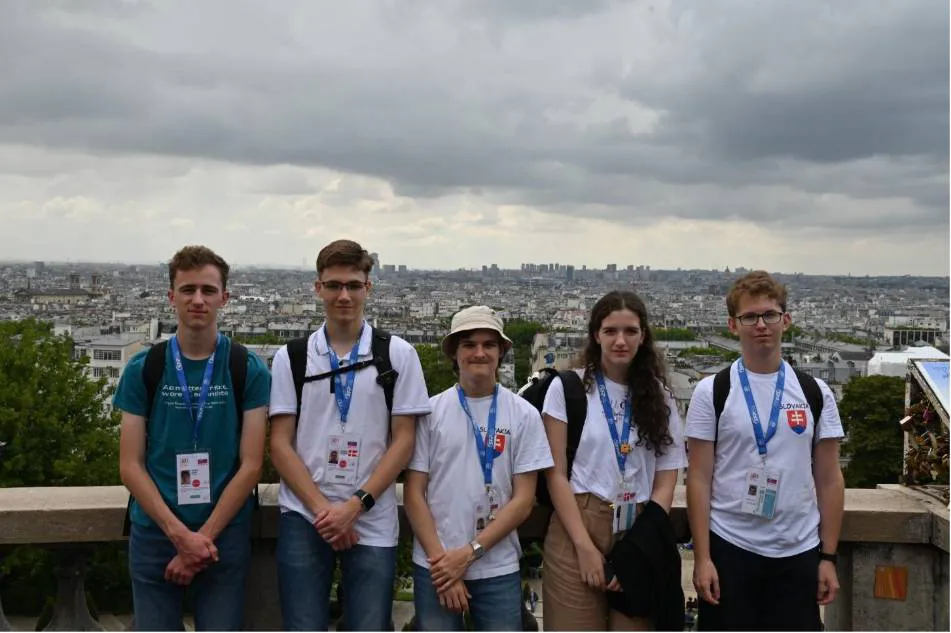 Spoločná fotografia stredoškolákov.