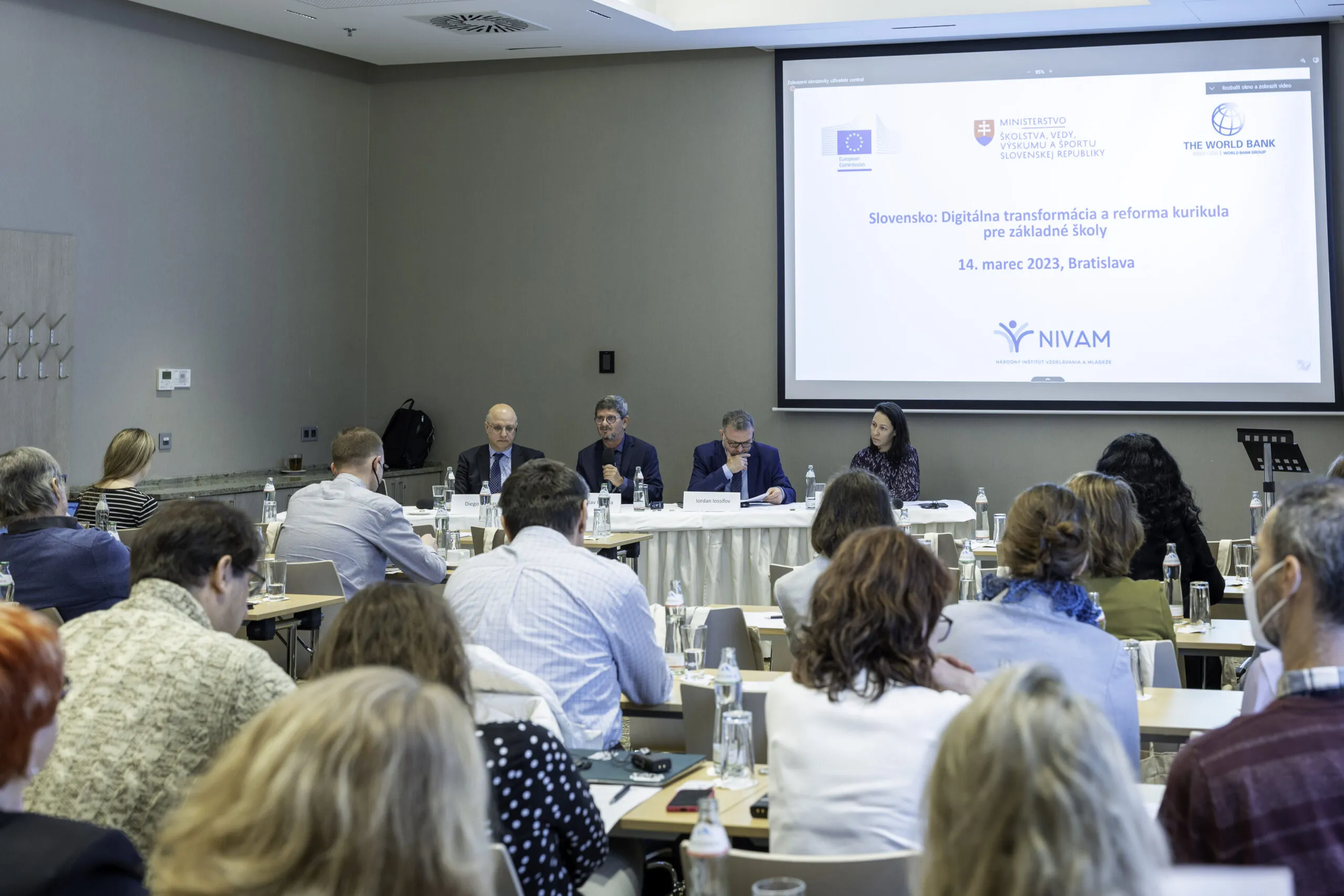 Fotka prezentujúcich na konferencii.
