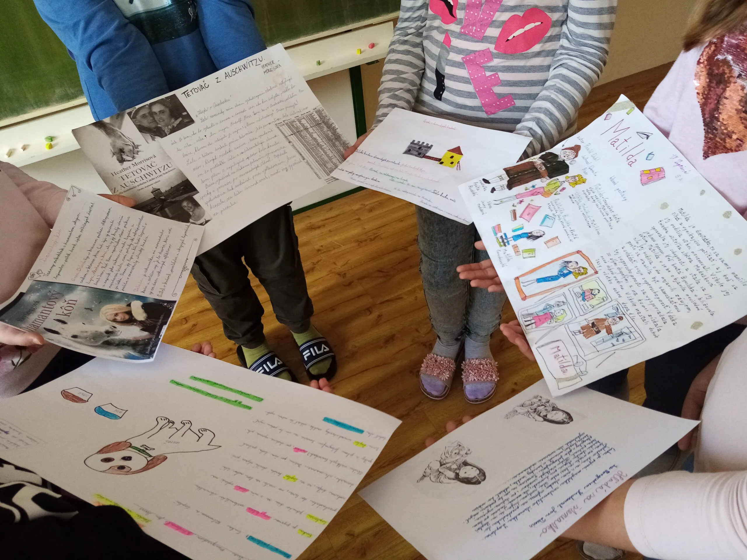 Na fotke projekty detí.