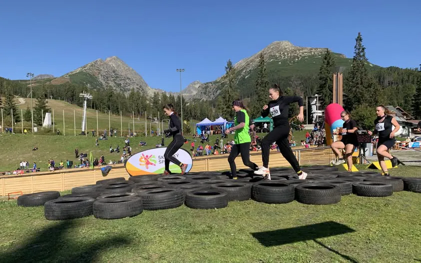 Ilustračný obrázok k článku Adrenalín, tímový duch a mladá energia v srdci Tatier: IV. ročník ŠTRBArace premenil Štrbské Pleso premenil na arénu mladých odhodlancov