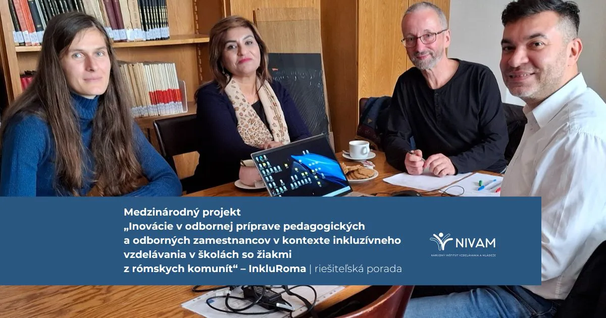 Na obrázku sediaci pri stole pozerajúci sa do objektívu fotoaparátu zástupcovia NIVaM a zástupcovia Karlovej univerzity.