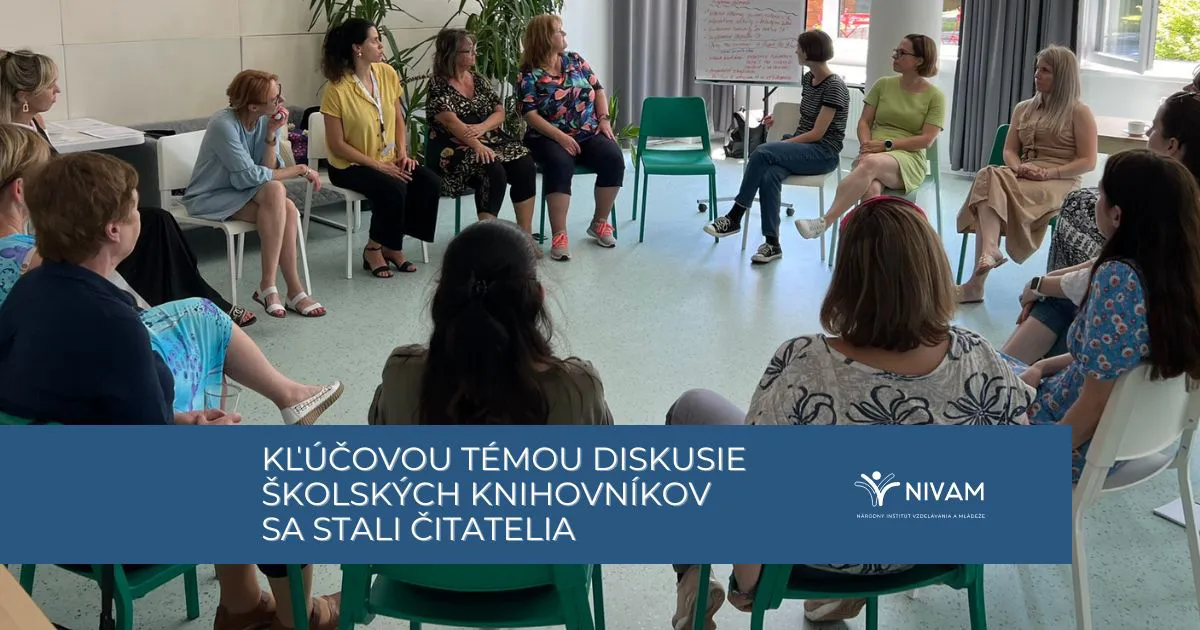 Čitatelia sediaci na stoličkách.