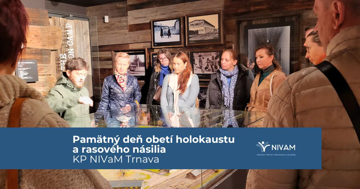 Na fotografii návštevníci prehliadky Múzea holokaustu v Seredi.