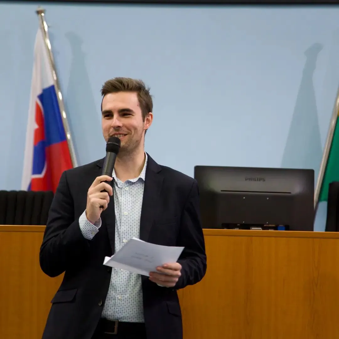 Mládežnícky delegát hovorí do mikrofónu.