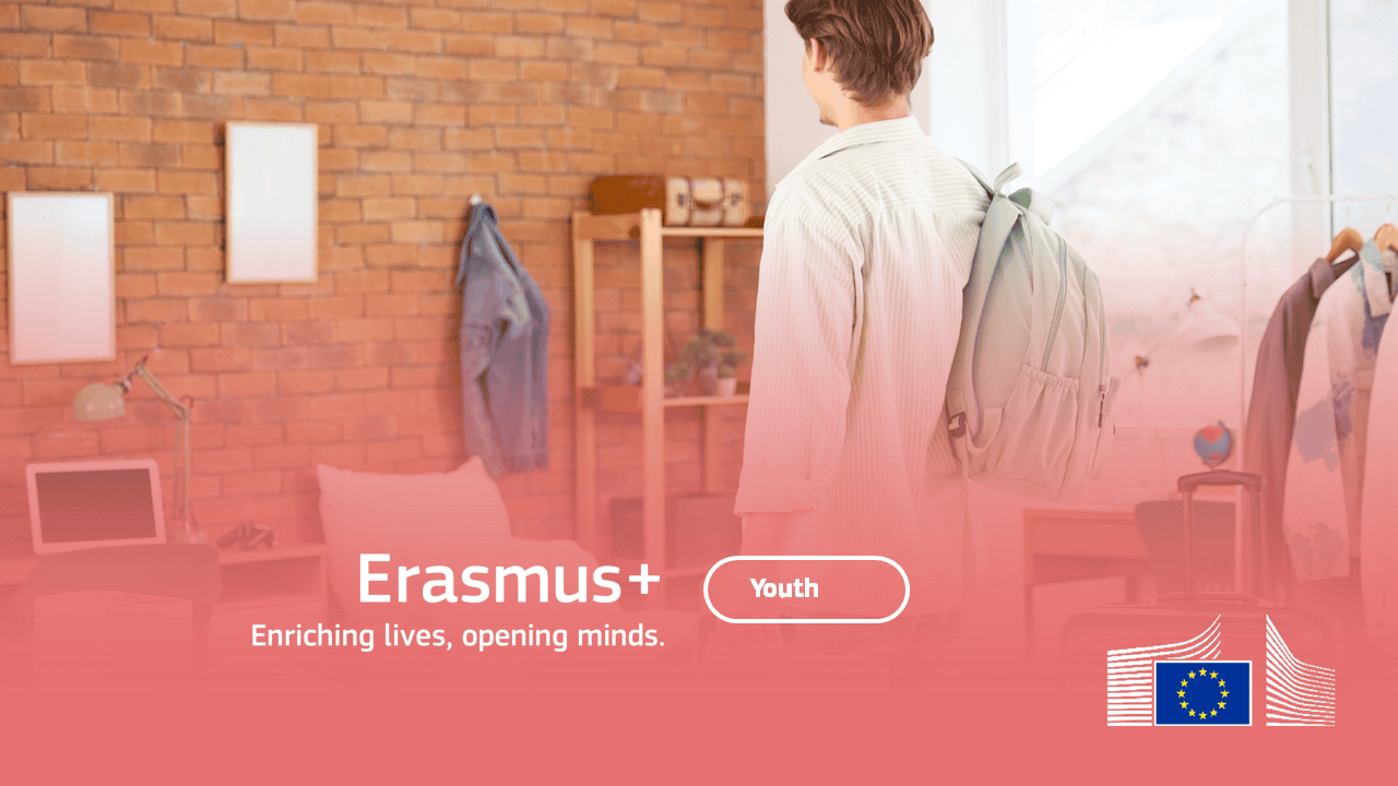 Mladý muž stojí vo svojom byte, logo EU a Erasmus+ Youth Wiki