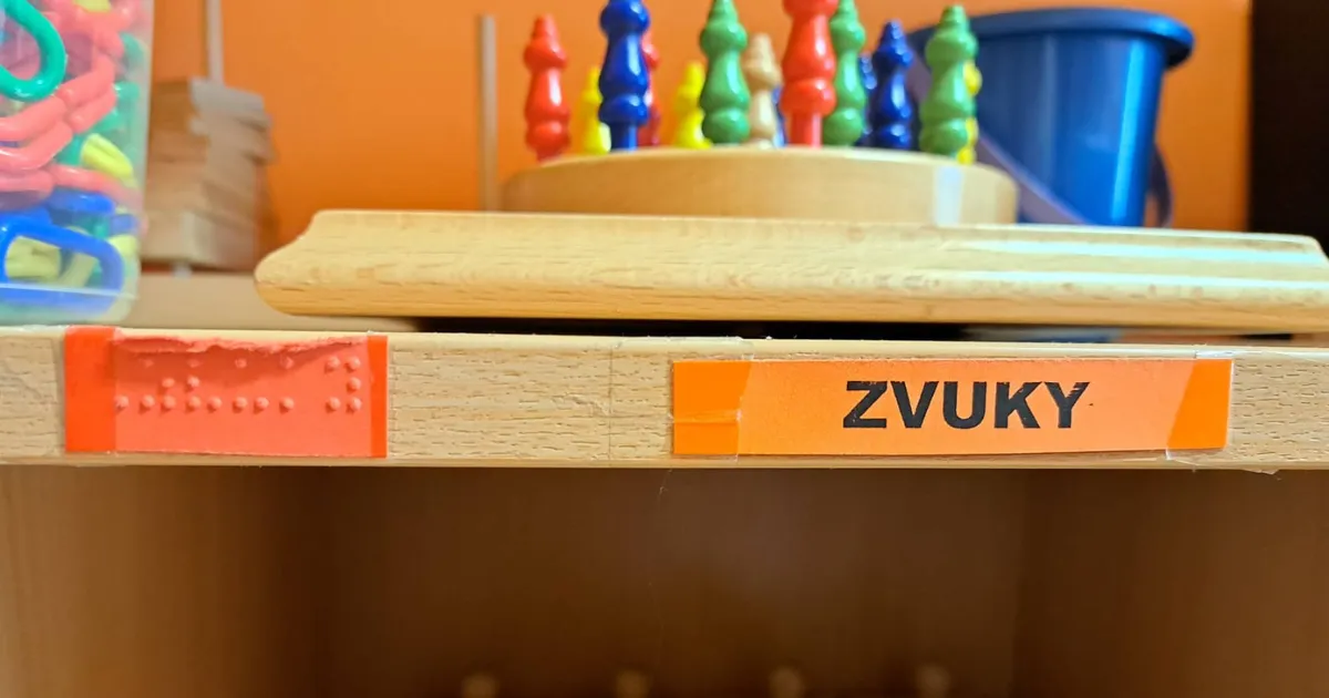 Na fotke sú rôzne účebné pomôcky