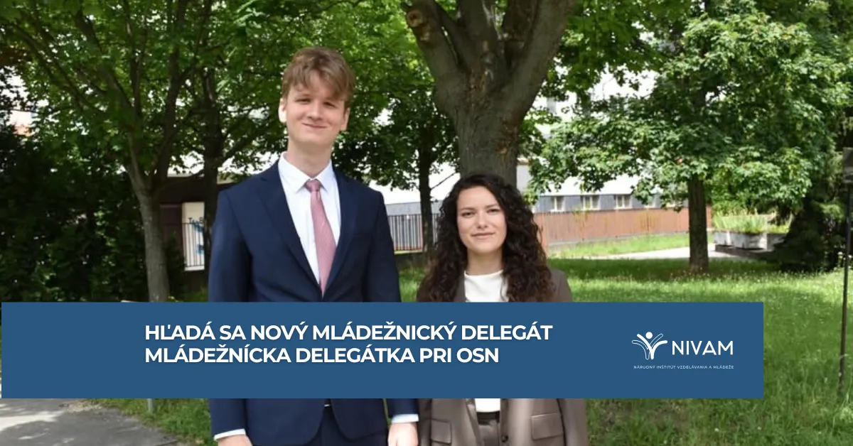 Obaja ľudia na obrázku sa usmievajú do objektívu a stoja vonku v parku.