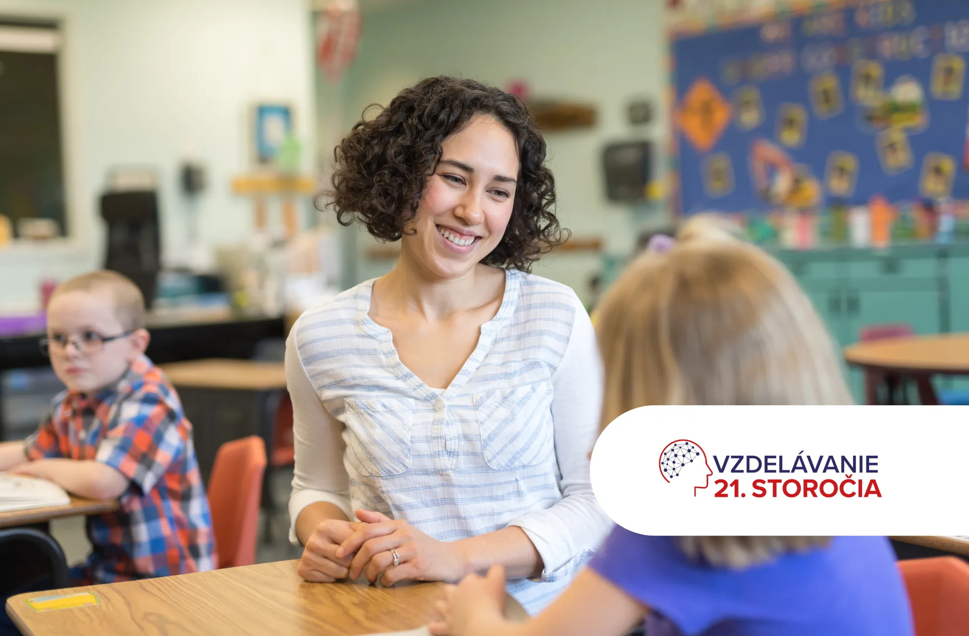 Mladá študentka sa usmieva na žiakov.