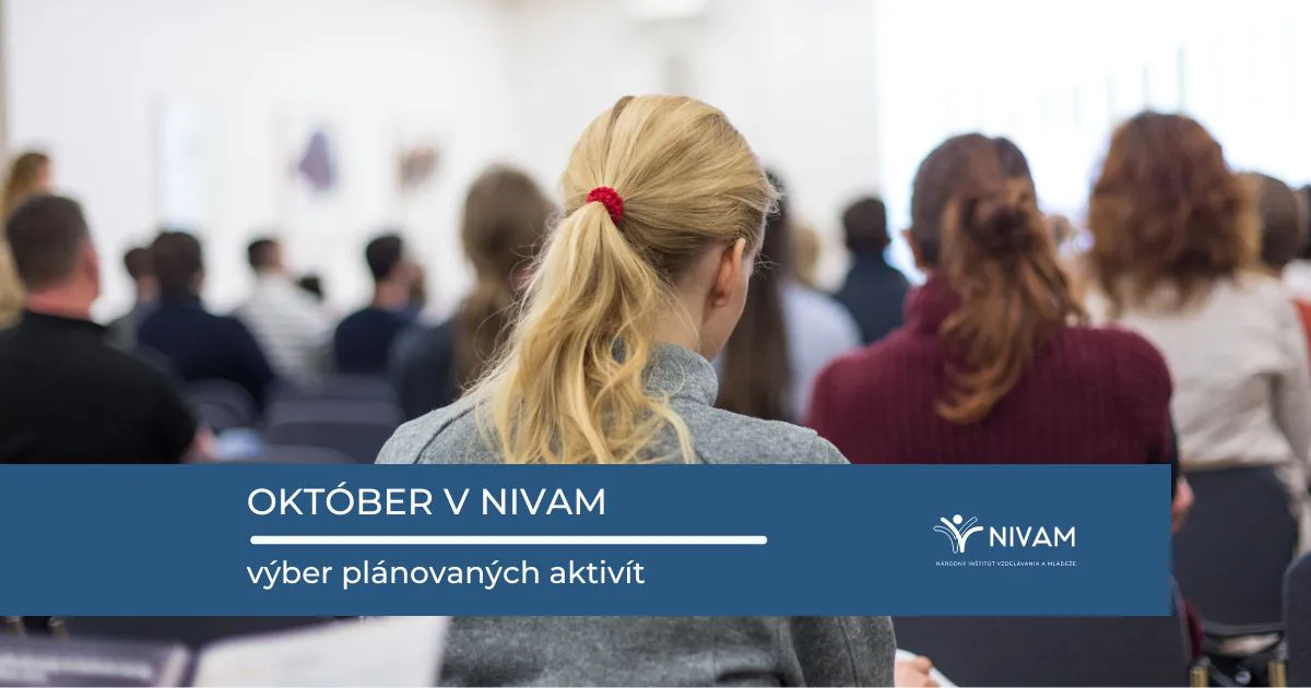 Na obrázku účastníci vzdelávania sediaci na stoličkách otočení chrbtom.