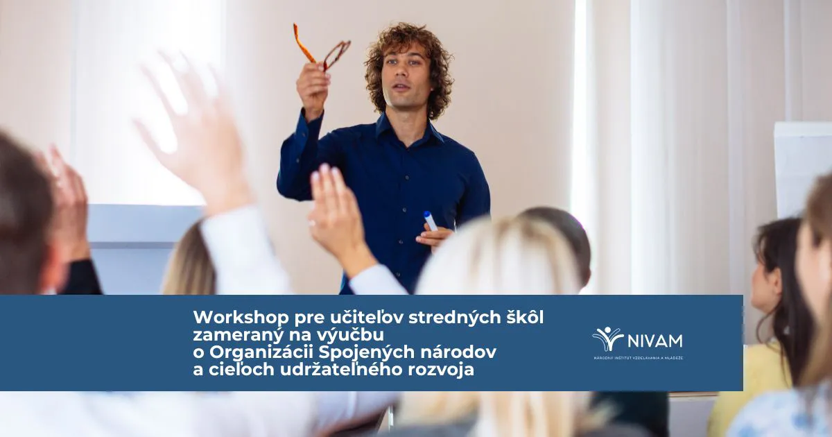 Na obrázku prednášajúci diskutujúci s účastníkmi workshopu.