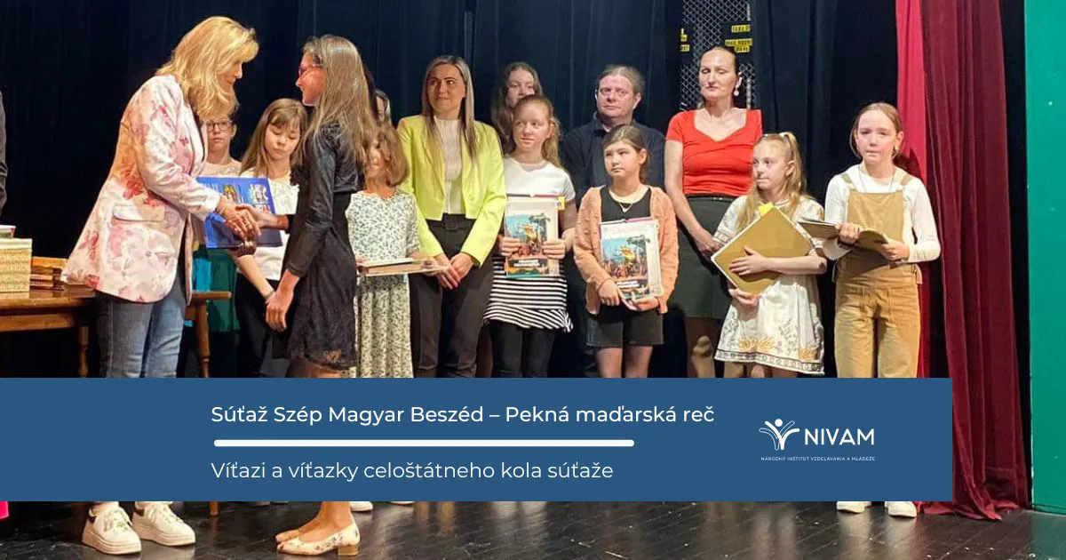 Deti preberajúci cenu od ženy.