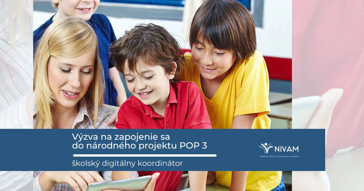 3 deti a 1 žena pozerajúc do notebooku