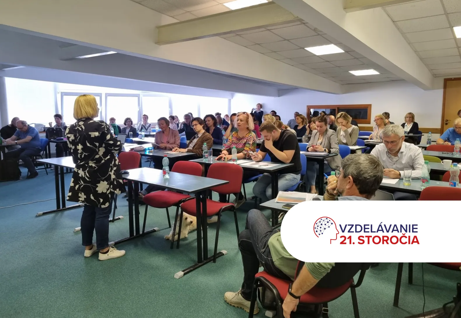 Na fotke zasadacia miestnosť s poslucháčmi.