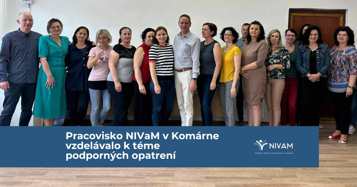 Fotografujúci sa účastníci.