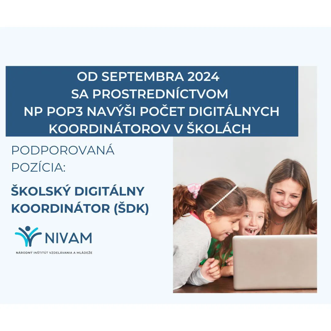 2 deti a 1 žena pozerajúci sa do notebooku.