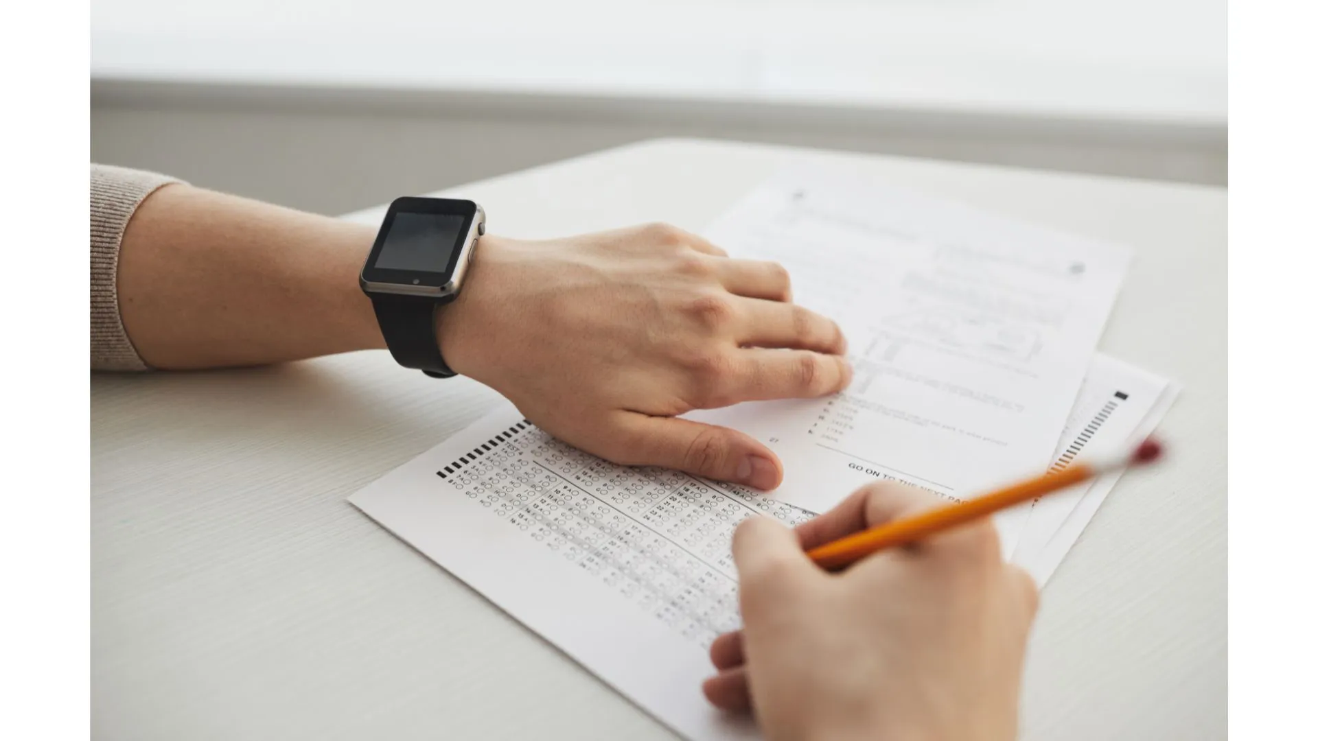 Ruky vypĺňajú formulár.