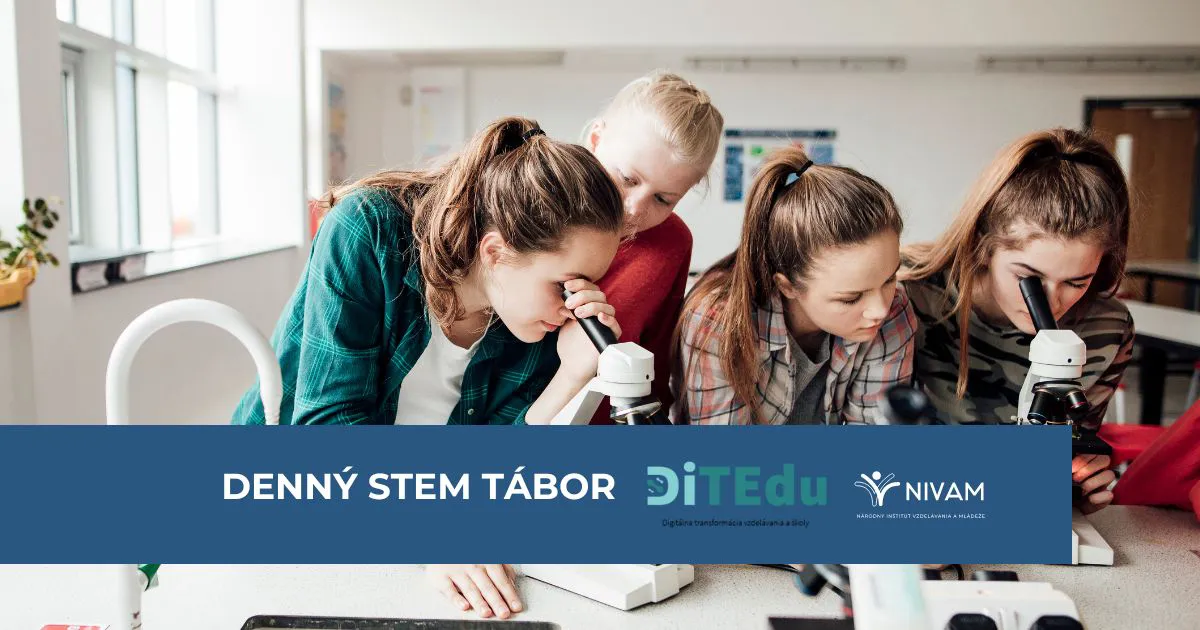 Študentky hľadiace do mikroskopu.