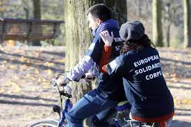 Mladí ľudia na bicykli.