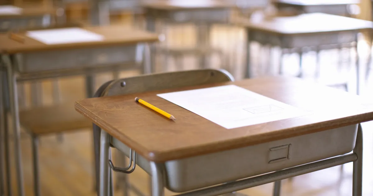 Ceruzka a papier na lavici.