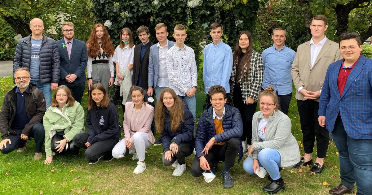 Skupina mladých ľudí.