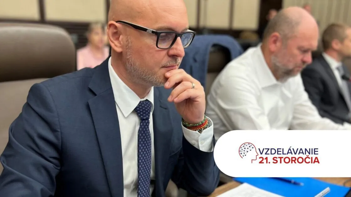 Na fotke je zamyslený Branislav Gröhling