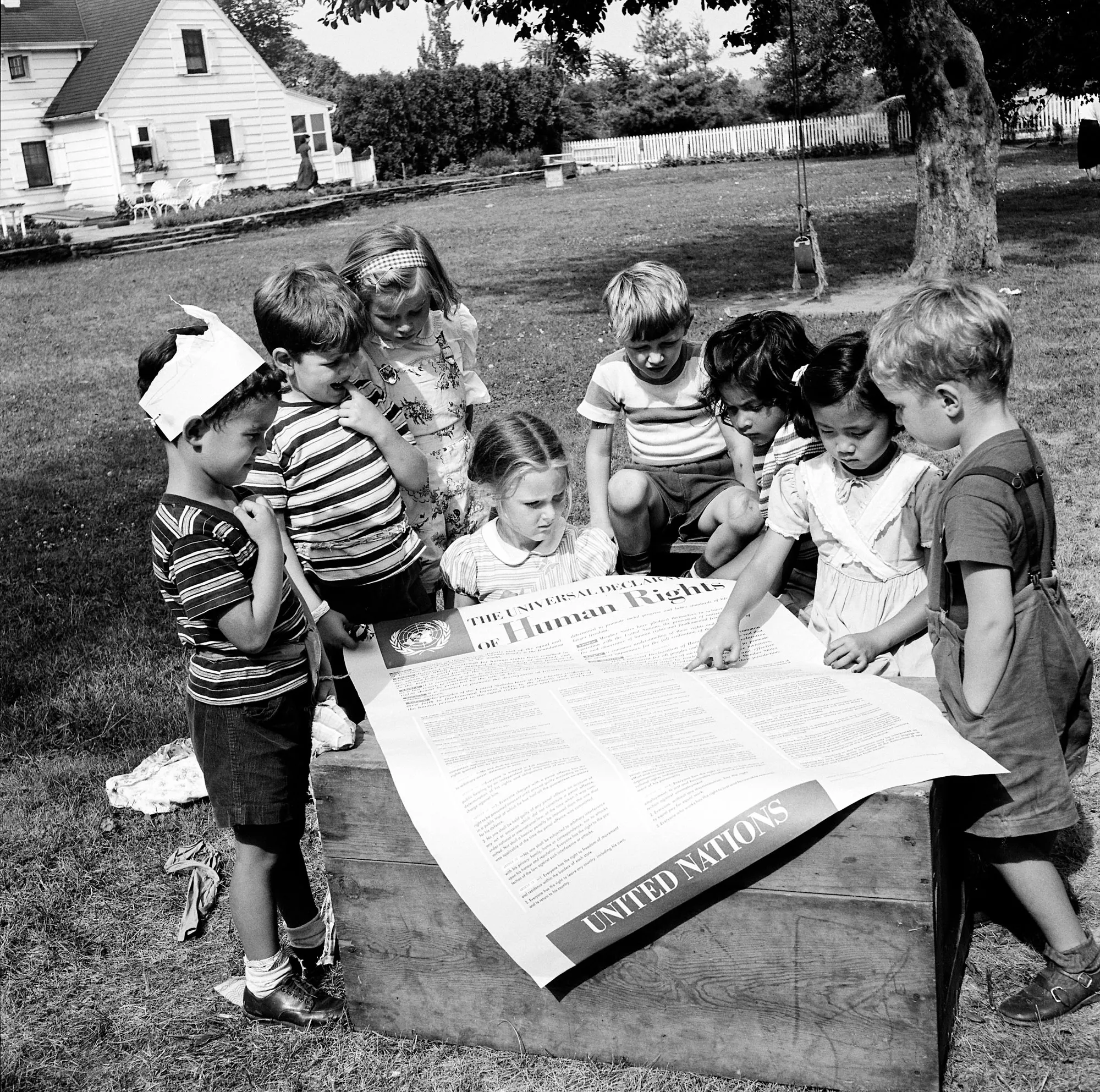 Škôlkari sa pozerajú na plagát.