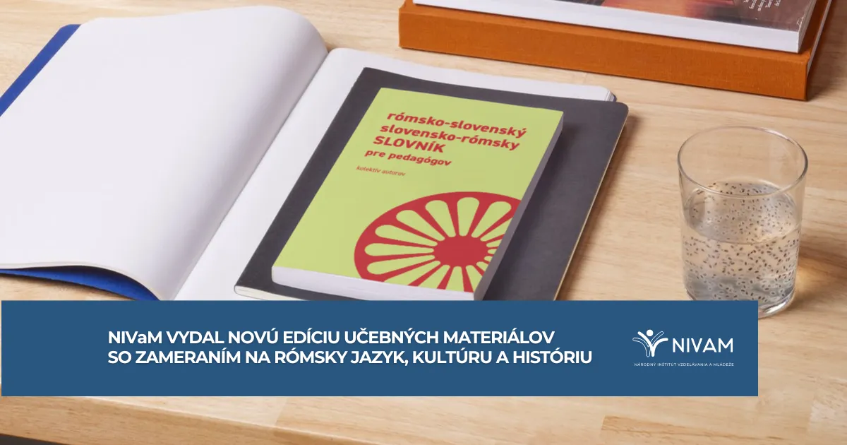 Na stole položená učebnica rómskeho jazyka.