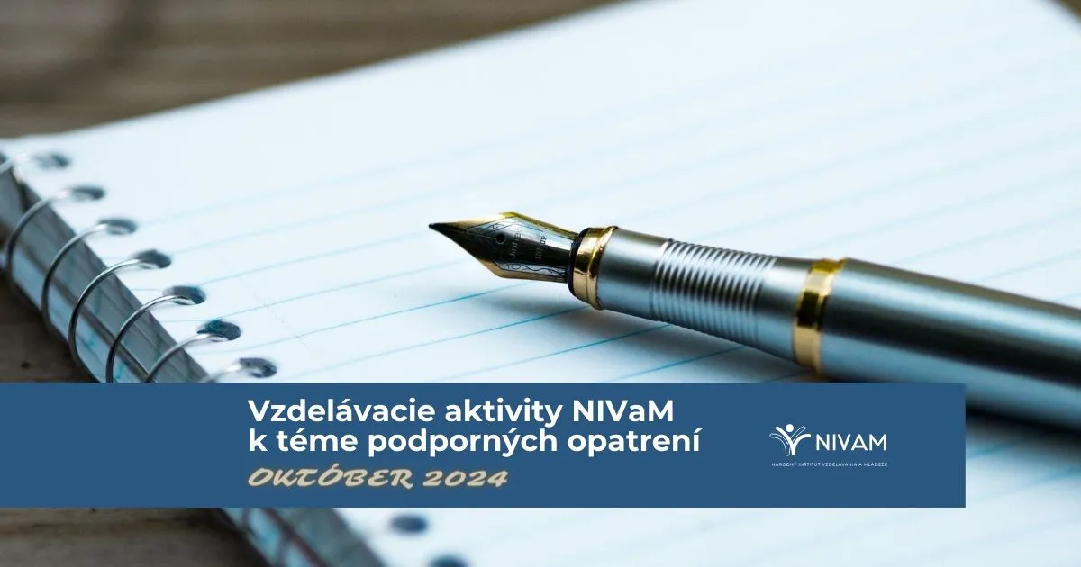 Na obrázku je poznámkový zošit položený na stole a na ňom otvorené atramentové pero.