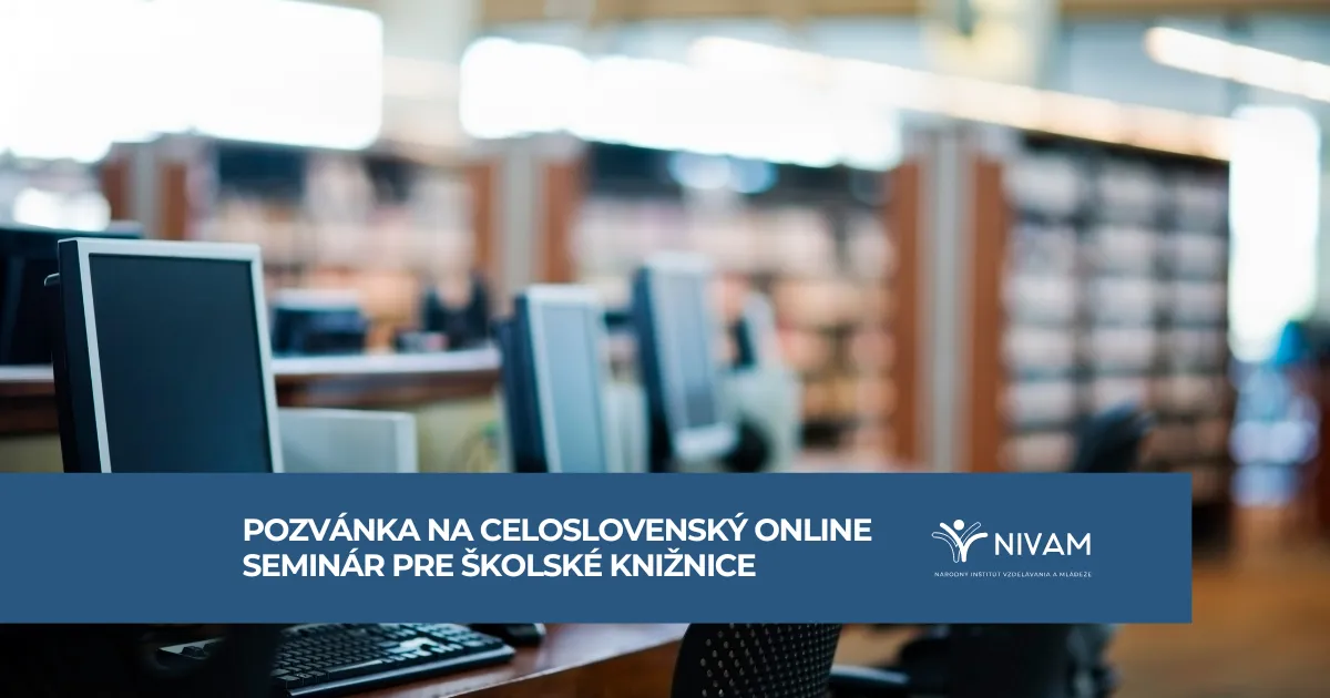 Na obrázku v pozadí knižnica a v popredí počítače ako pozvánka na online seminár pre knižnice.