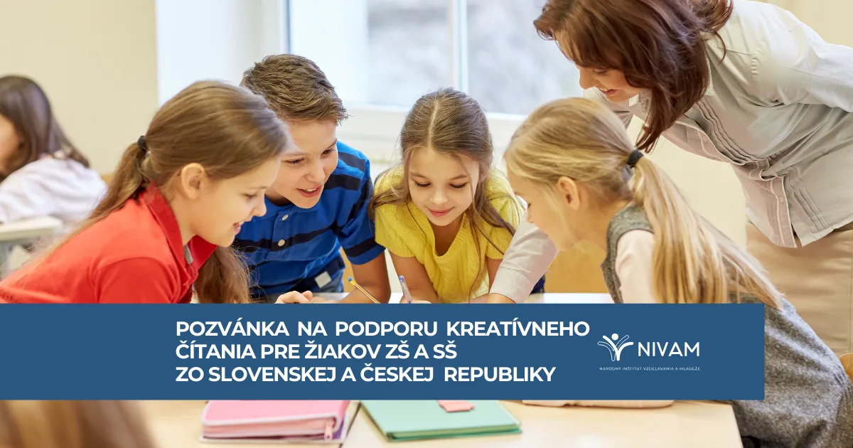 Na obrázku držia štyri deti diplomy.