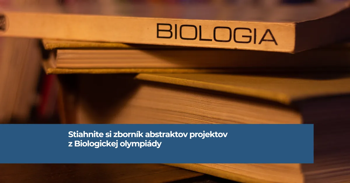 Položeny a otvorený notebook na stole s pozadím konferenčného hovoru.