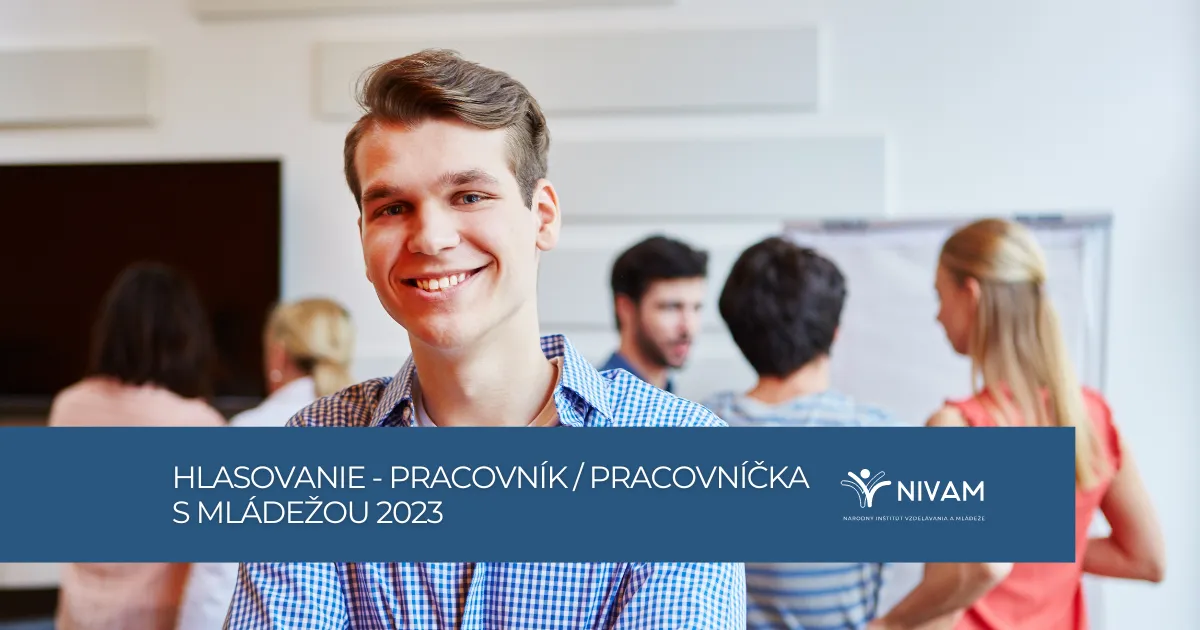 Staršia žena sa usmieva na mladšiu žena