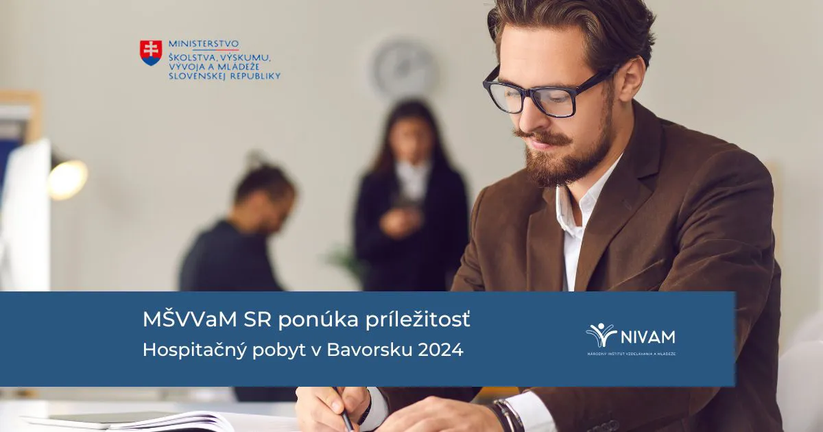 V popredí muž píšuci do knihy