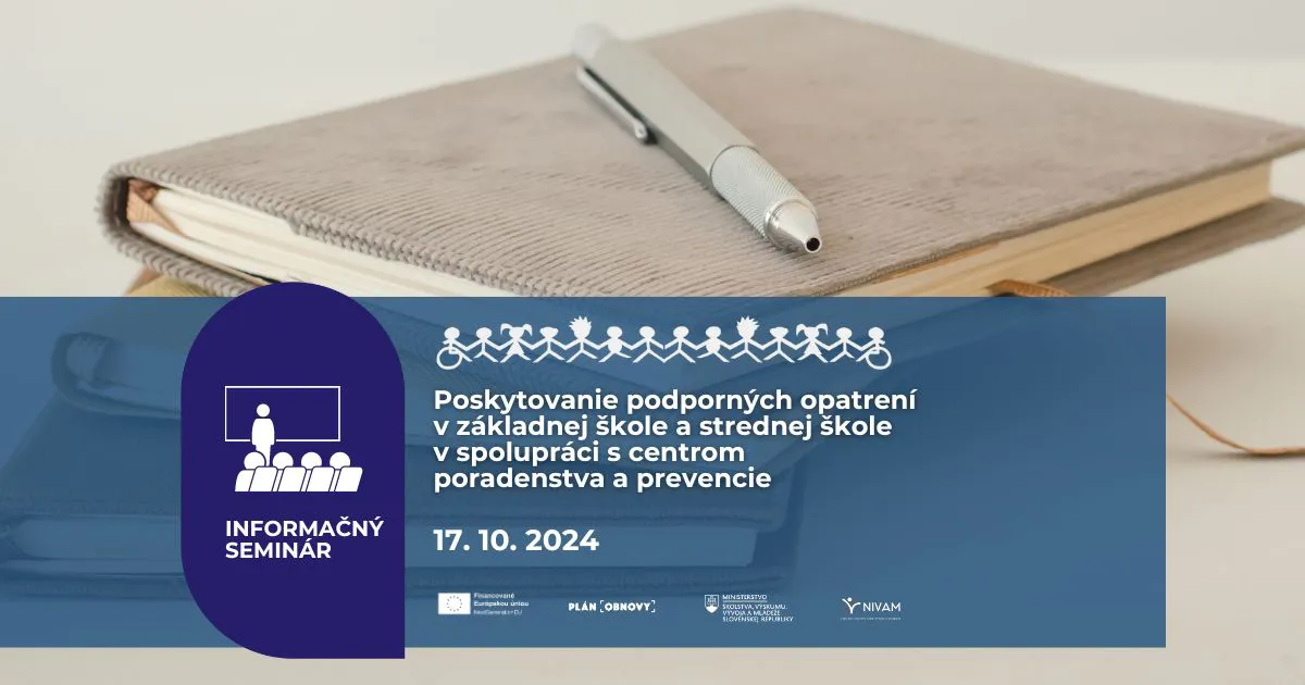 Na stole položený zatvorený zošit a na ňom položené pero.