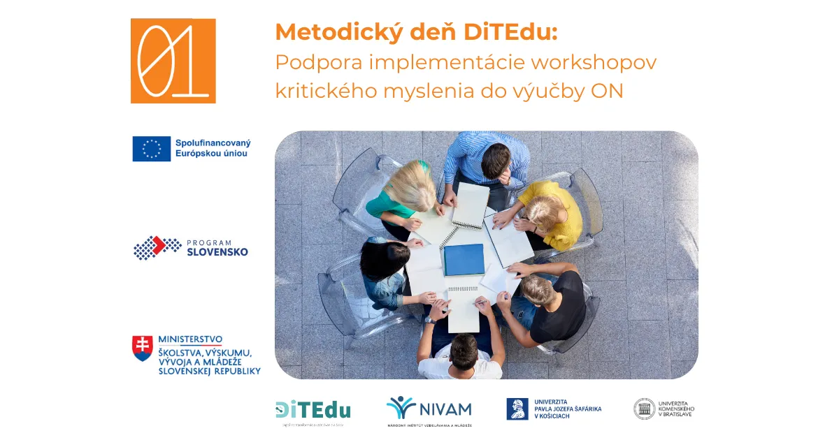 Na obrázku je fotografia skupiny šiestich ľudí sediacich pri okrúhlom stole vonku. Diskutujú nad otvorenými zápisníkmi a dokumentmi