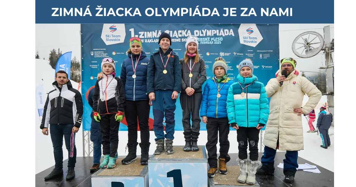 Na obrázku je skupina mladých športovcov na stupňoch víťazov počas vyhlásenia výsledkov zimnej žiackej olympiády.