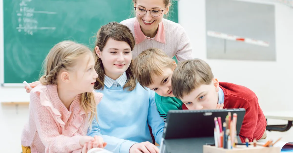 Učiteľka s deťmi.