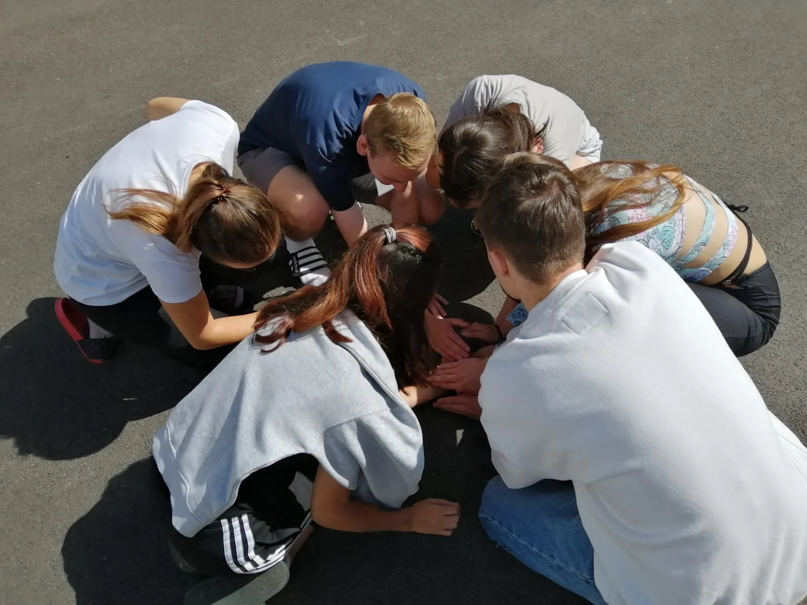 Na fotke skupina detí počas hry.