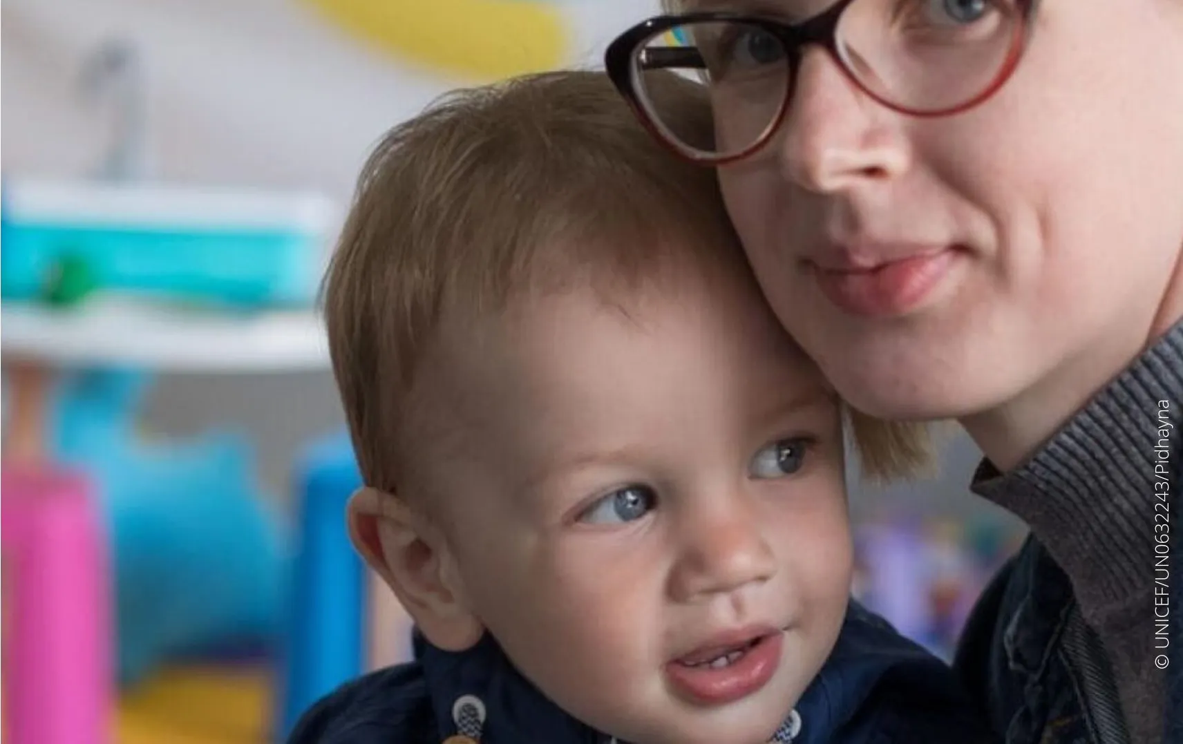 Na fotke detail tváre matky a dieťaťa.